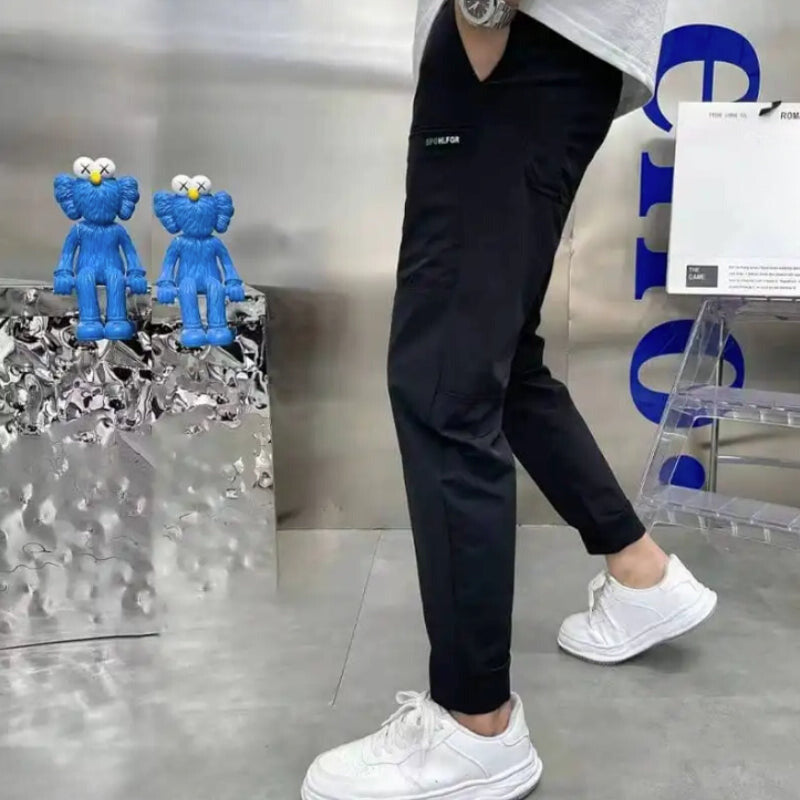 収納力の高い快適なカーゴパンツ